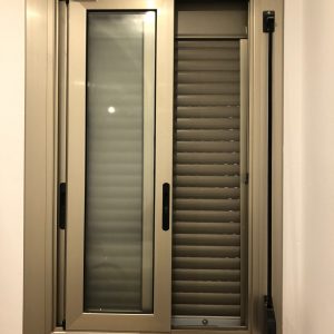 Ventana corredera con persiana de aluminio